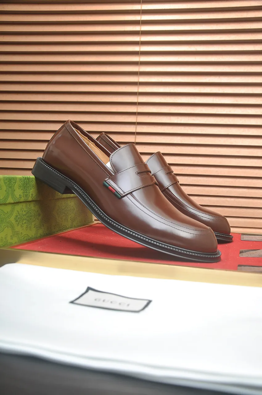Men's shoes💰500💶Italy's top luxury men's shoe giant (GUCCI) (Gucci) (full cowhide lining) new arrival🍃Original European style🔰 Pleasant to the eye😍In order to make the shoes more durable and non-deformable🌀The production continues to follow traditional methods but there is still no lack of innovation💪Choose original sheepskin for the leather♻️ Smooth and natural And extra bright ⭐Made of imported cowhide, the first choice of rich people 38-45 (45 customized)